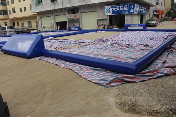 Προσαρμοσμένα 24m X 18m διογκώσιμοι αγωνιστικός χώρος ποδοσφαίρου/γήπεδο ποδοσφαίρου για τη σφαίρα φυσαλίδων